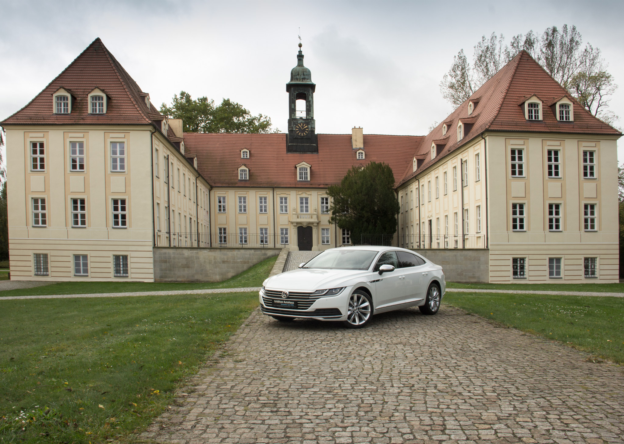Arteon vor dem Elsterschloß Arteon vor dem Elsterschloß