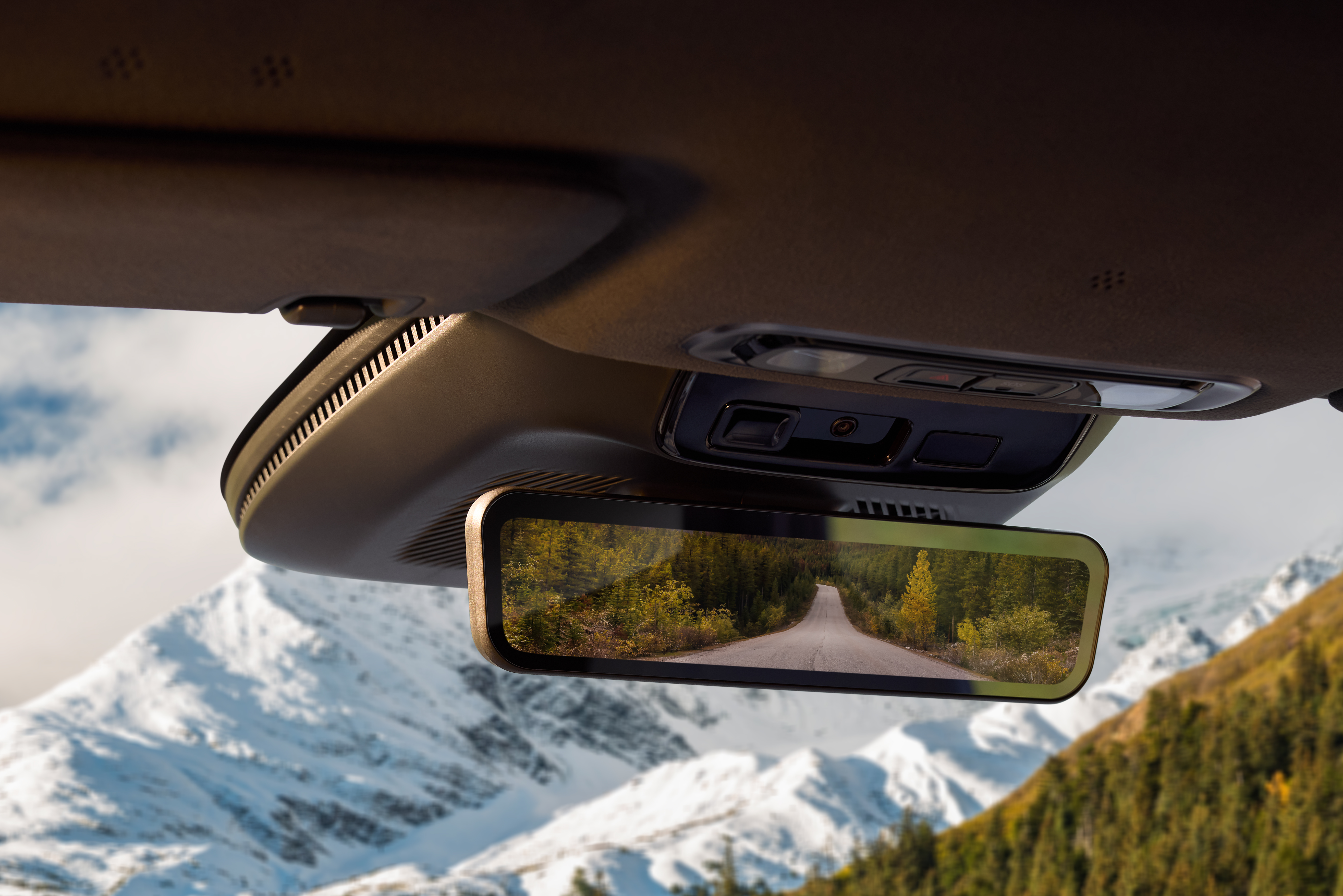 XPENG P7+ High RES - Intelligent streaming rearview mirror (IMS, shoot in China version and need to add disclaimer).jpg