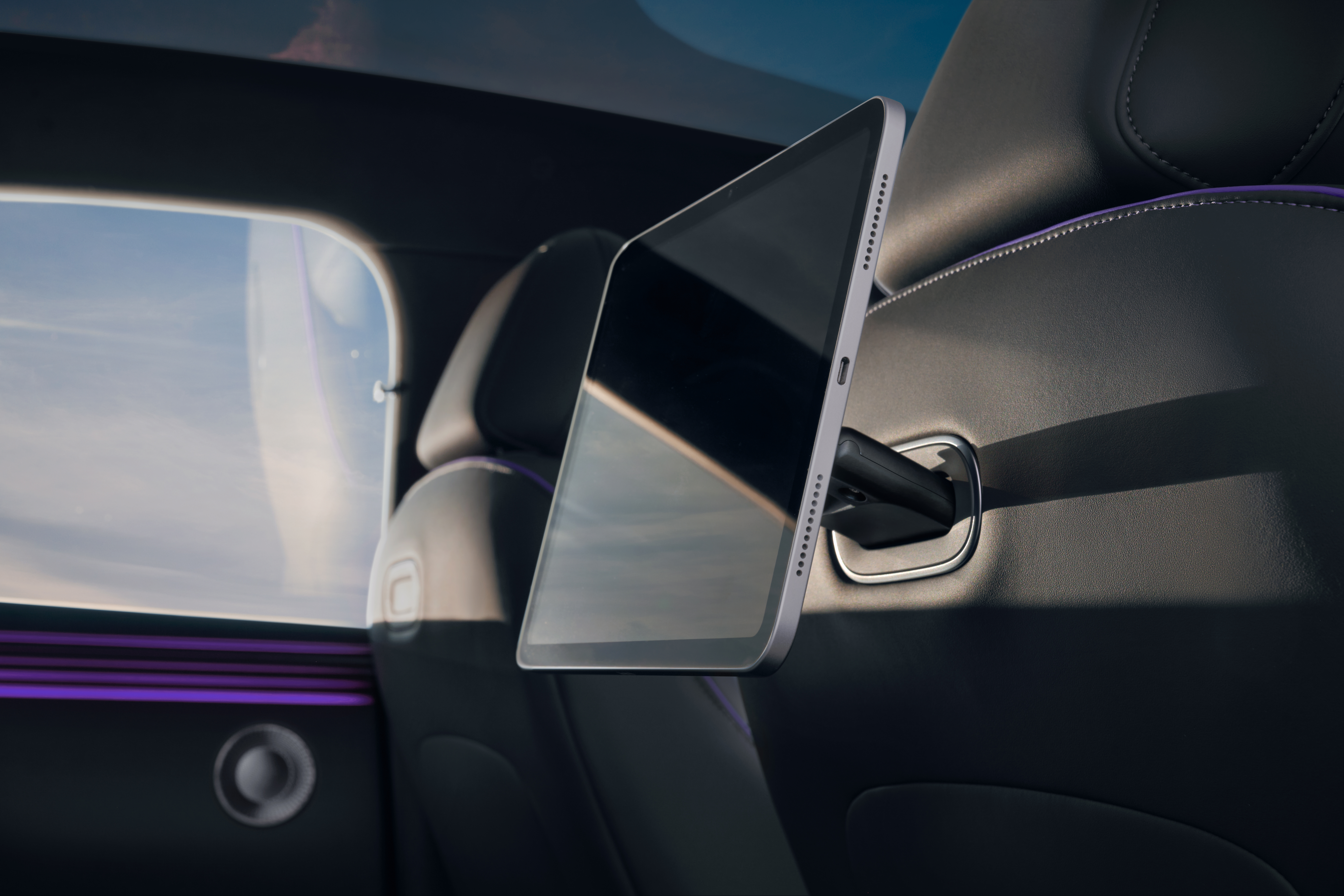 Mounting points on front seatbacks 主副驾座椅靠背拓展接口.jpg