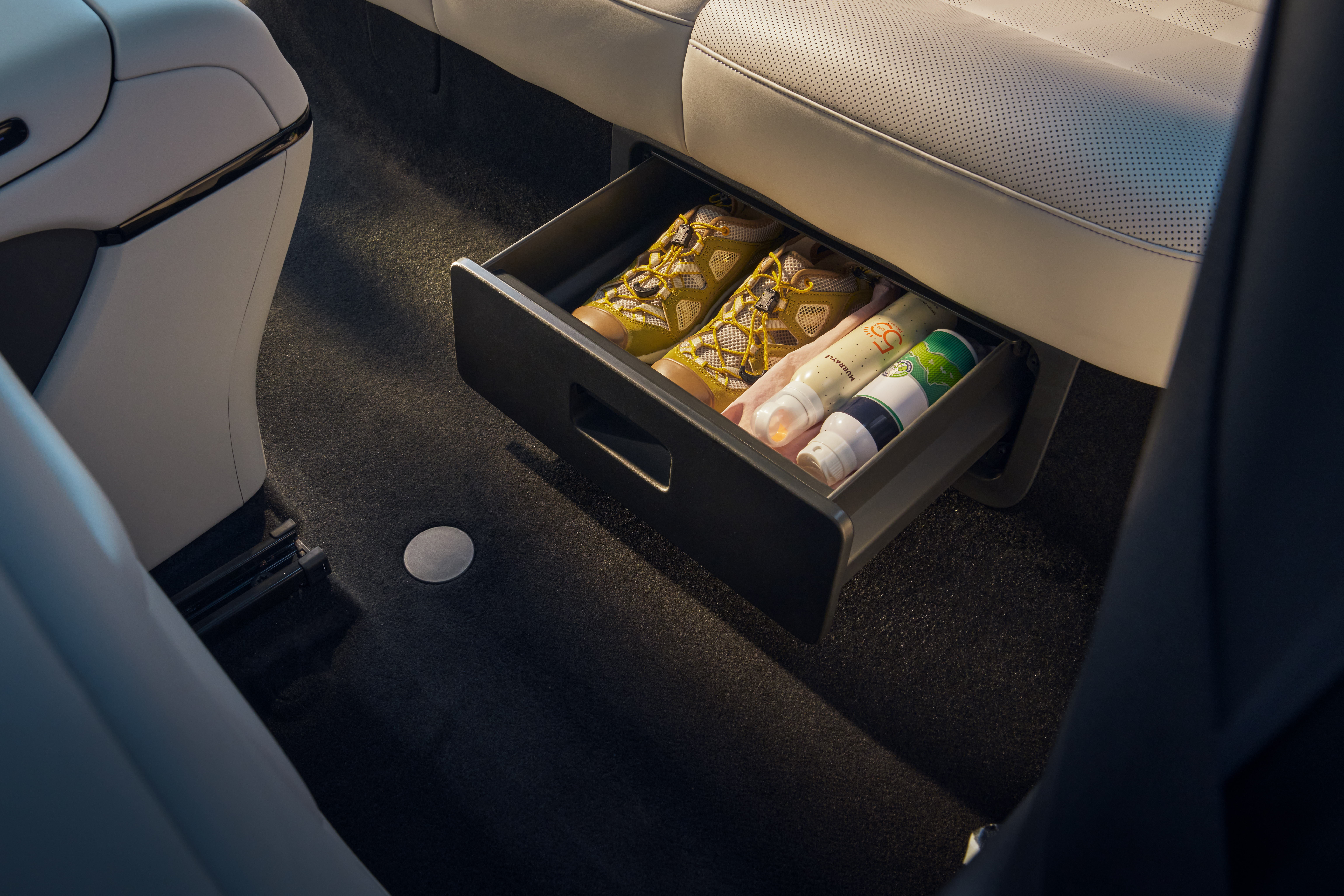 Storage Compartments Under Second-Row Seats二排座椅下方抽屉.jpg